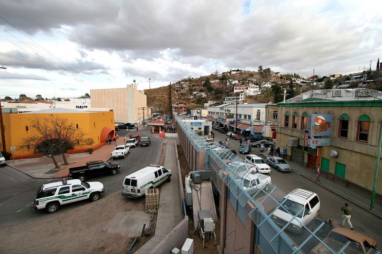 800px-Mexican-American_border_at_Nogales