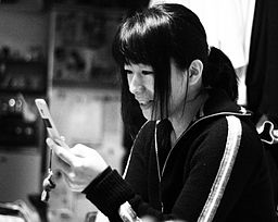 A_Japanese_woman_with_a_mobile_phone